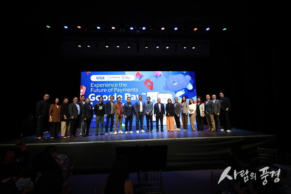 Ren-Ren Reyes, President and CEO of GCash mobile wallet operator G-Xchange, Inc., joins other industry players led by the FintechAlliance.Ph and Visa, along with officials from the Bangko Sentral ng Pilipinas (BSP) and Department of Information and Communications Technology (DICT), at the launch of Google Pay in the Philippines
