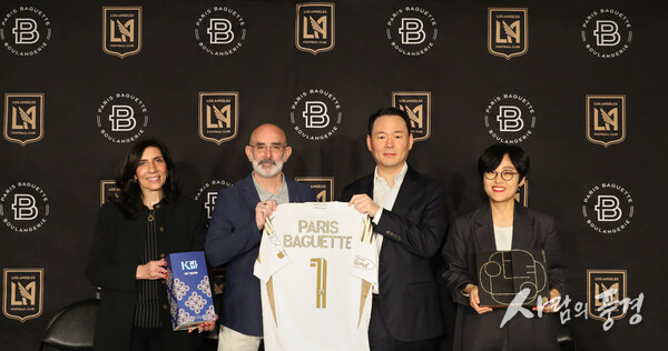 미국 캘리포니아주 로스앤젤레스FC(LAFC) 홈구장 BMO 스타디움에서 파리바게뜨가 LAFC와 공식 파트너십을 체결하고 기념 사진을 촬영하고 있다. 사진은 오른쪽부터 파리바게뜨 마케팅본부장 김연정 상무, 파리바게뜨 허진수 부회장, LAFC 래리 프리드먼 공동회장, 파리바게뜨 미주사업부 캐시 샤브네(Cathy Chavenet) CMO