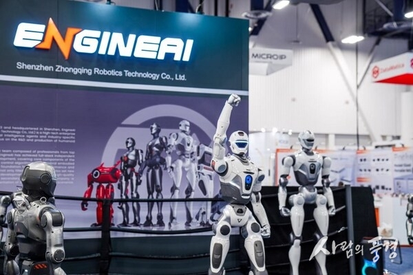 T800, a full-scale, high-efficiency universal humanoid robot making its global debut.