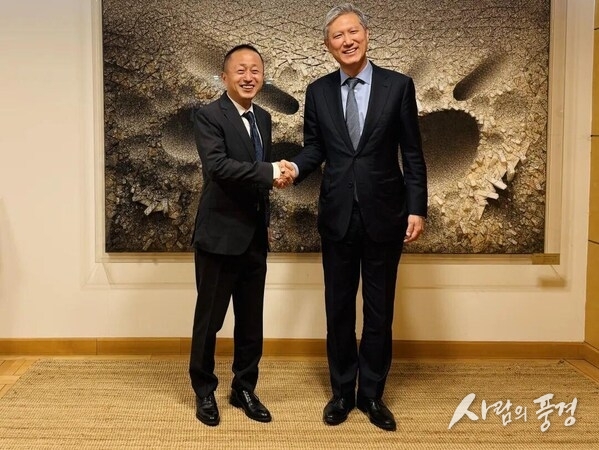 Enyuan Yu (left) meets Rho Jae-heon (right).