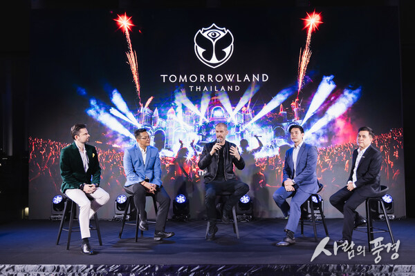 Right to Left: NAT KRUTHASOOT Deputy Governor for Tourism Products and Business, Tourism Authority of Thailand (TAT), Mr Rachata Thunyavuthi, WEAREONE.world Thailand Board Member, MR. Bruno Vanwelsenaers, CEO, WEAREONE.world, MR. ADIRAKE UNOSOT Deputy Governor of Chonburi Province, Representative of the Governor of Chonburi Province, MR. LAURENT DE GREEF, First Secretary, Embassy of the Kingdom of Belgium