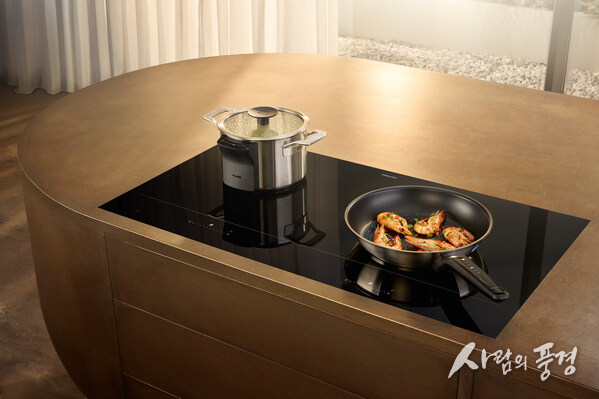 Smart, stylish, flexible: The new KM 8000 hobs offer maximum freedom and generous space for cooking. The intelligent system, consisting of KM 8000 induction hob and M Sense cookware with up to three temperature sensors, automatically regulates temperature and power so nothing burns or boils over. (Photo Miele).